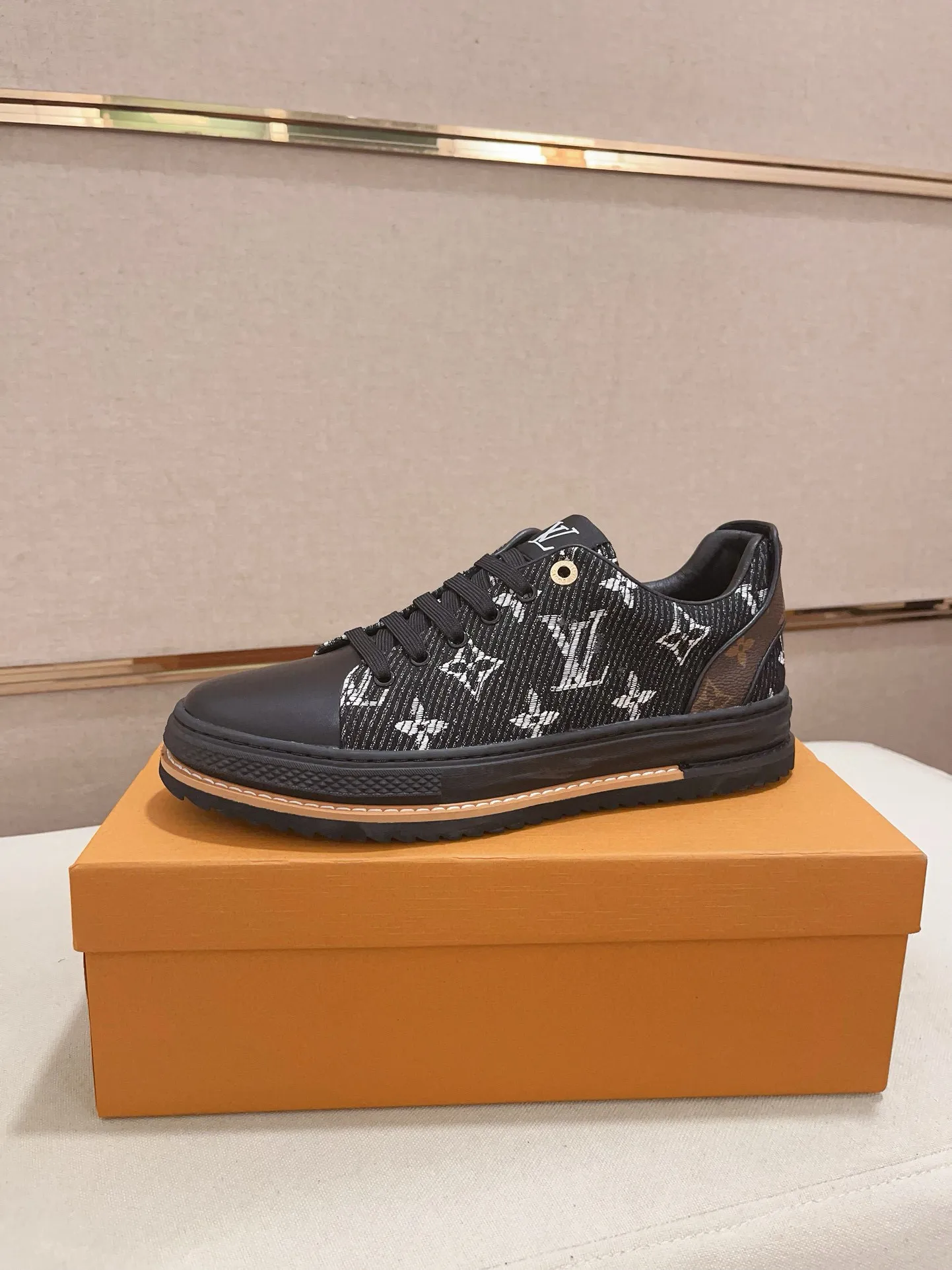 Men's shoes💰 400💰Louis Vuitton (Louis Vuitton/LV) top 🔍🔍 new models are on sale at the same time, the upper 🇮🇹 imported first-layer cowhide from Italy, fully imported sheepskin lining 💪💪, completely 1⃣️ to 1 ⃣️Re-engraved🇮🇹💪💪, ⚠Sole: The original sole is specially provided by the original factory, the exclusive movable molded sole is super comfortable, ⚠The original factory follows the order, 🔍🔍high quality, you can enter and exit the counter at will, welcome to compare⚠. Code number: 38-44. Can be customized for 45 non-refundable!